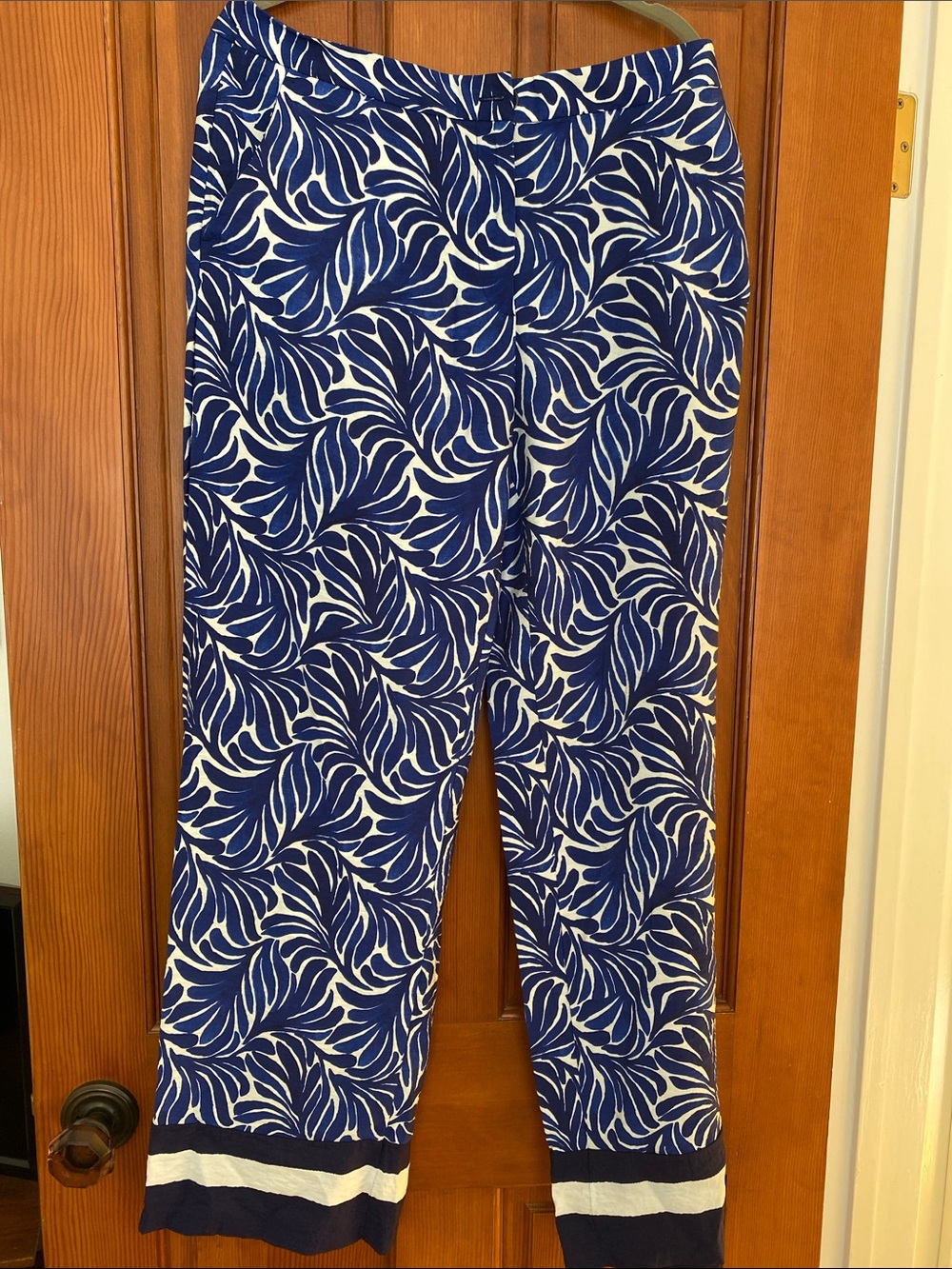 H&M Blue and White Leaf-Print Cropped Pants